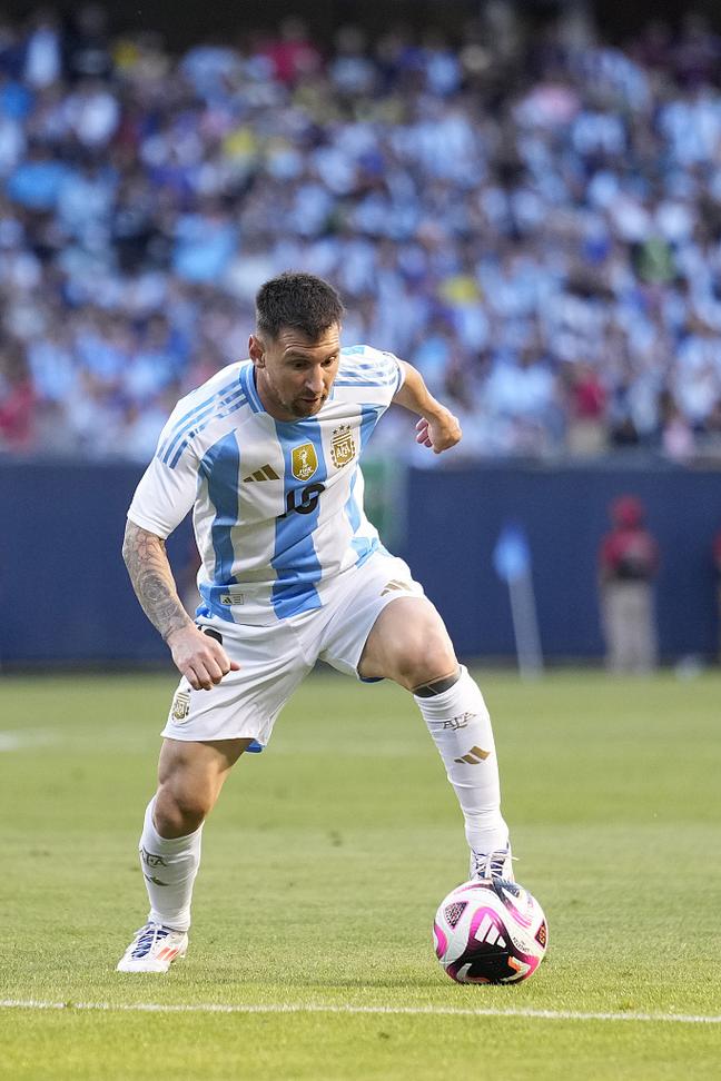 数据占优，拜仁对阿森纳5场不败，14次交手赢下8场（数据优势明显：拜仁近5次对阵阿森纳保持不败，14次交锋斩获8胜）