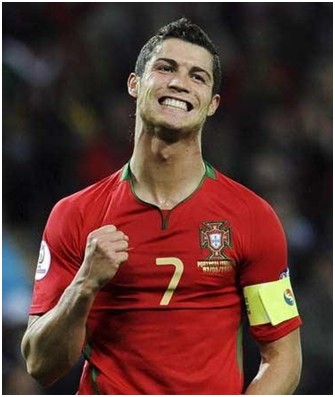 浓眉：弗拉格在琢磨如何在高压下打好球，把球稳稳传给队友（浓眉：弗拉格正琢磨如何在高压下发挥，把球稳稳地传给队友）