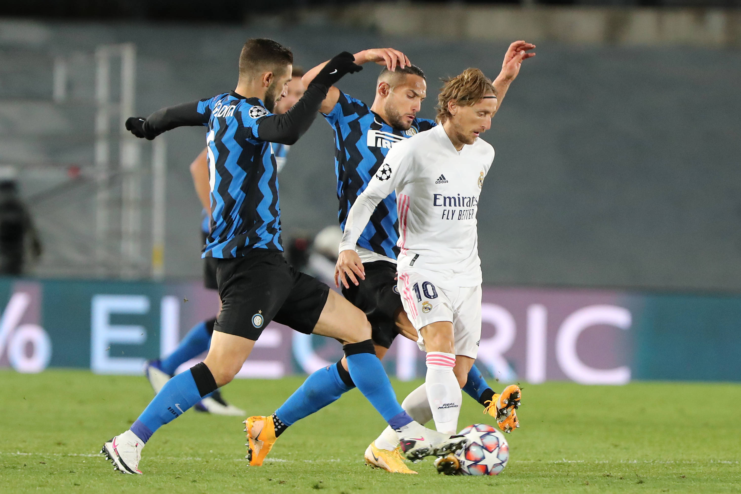 刘璇陪5岁女儿练体操，手持长棍严厉还疲惫，住300平豪宅又大又乱（刘璇陪5岁女儿练体操，手持长杆严厉带训显疲态，300平豪宅宽敞却杂乱）