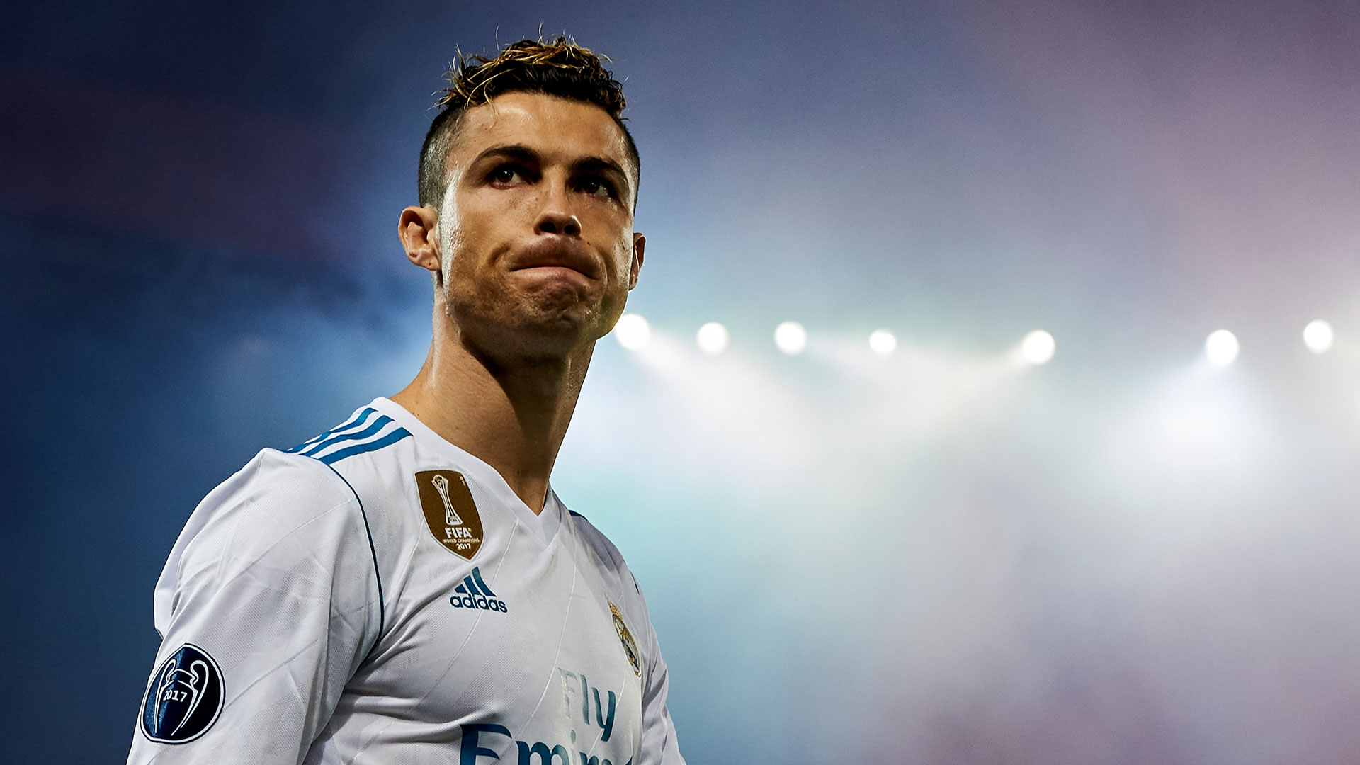 门将精彩扑救确保胜利（神勇门将高接低挡保住胜利）