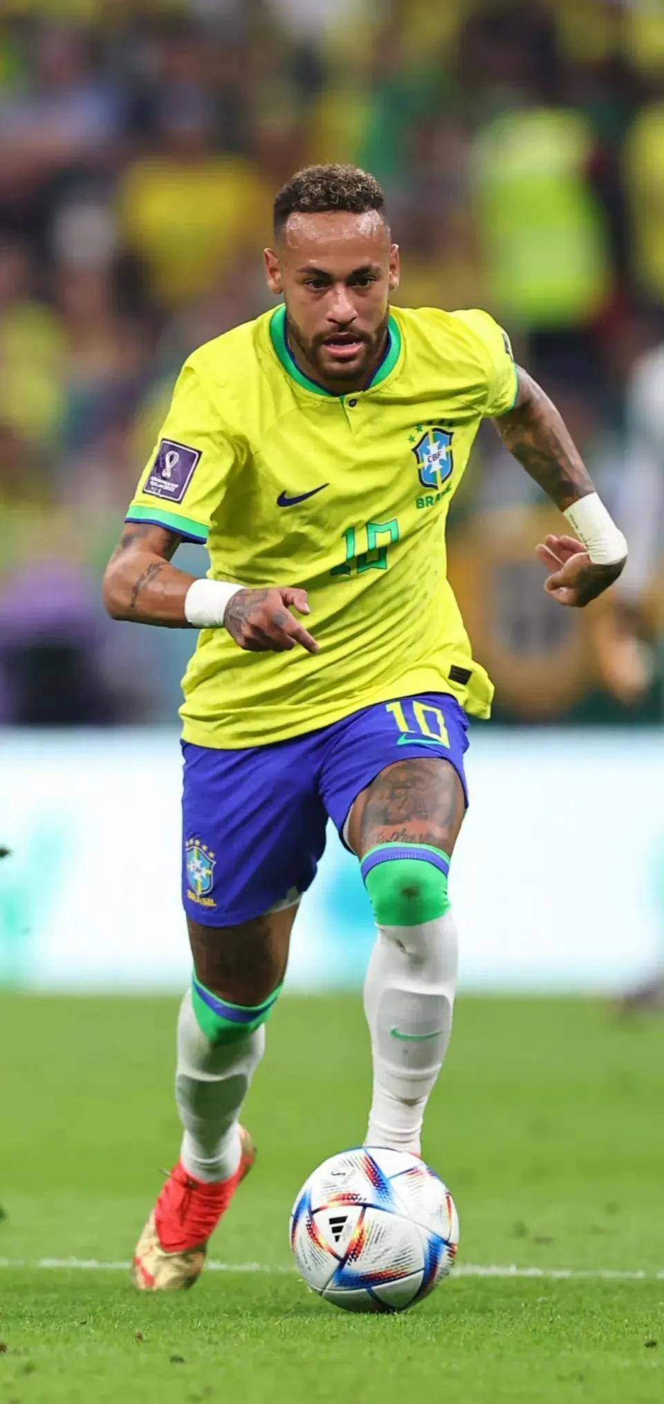 意甲球员在第12轮比赛中涂上红色面彩，向针对女性的暴力说不（意甲第12轮：球员以红色面彩发声，拒绝针对女性的暴力）